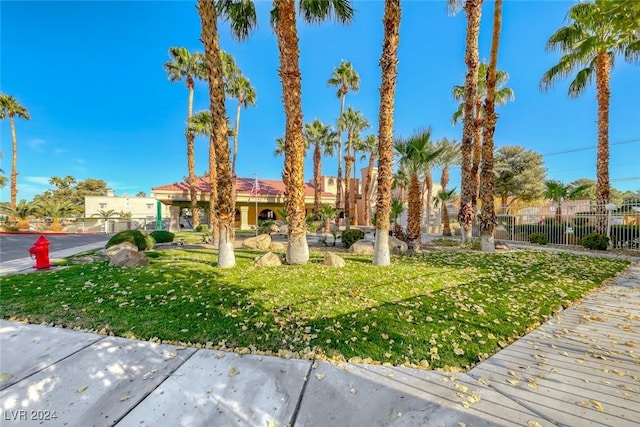 view of front of property featuring a front lawn