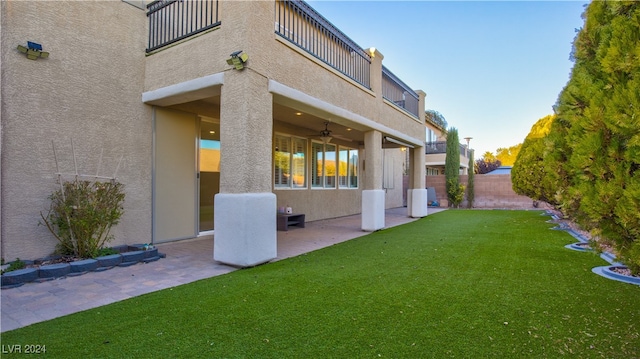 view of yard featuring a patio