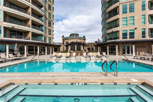 view of swimming pool featuring a jacuzzi