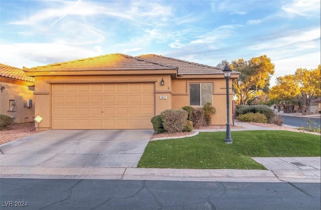 view of front of home featuring a front lawn and a garage