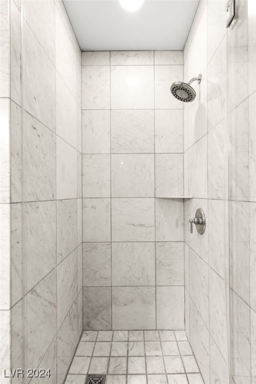 bathroom featuring a tile shower