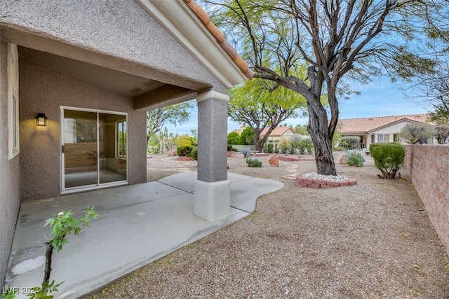 view of yard featuring a patio area