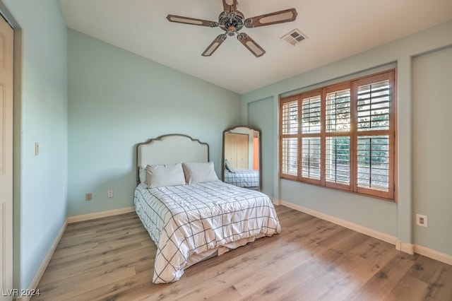 bedroom featuring light hardwood / wood-style floors and ceiling fan