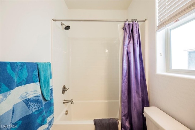 full bath with toilet and shower / bathtub combination with curtain