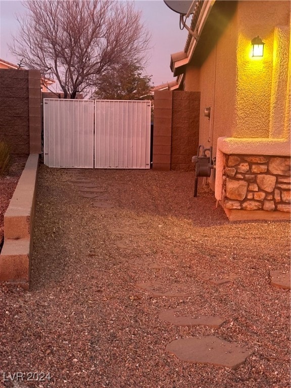 view of yard at dusk