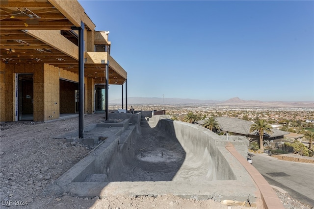 view of yard featuring a mountain view