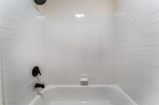 bathroom with tiled shower / bath