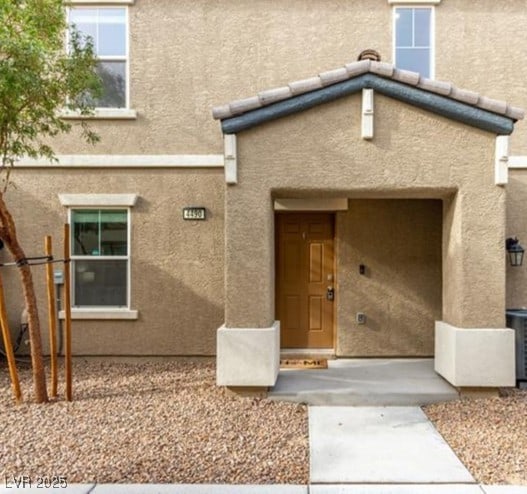 property entrance featuring stucco siding