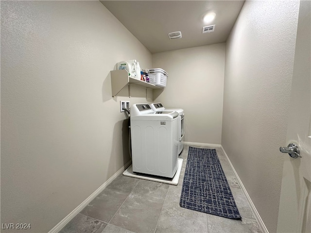 laundry area with laundry area, visible vents, baseboards, and washing machine and clothes dryer