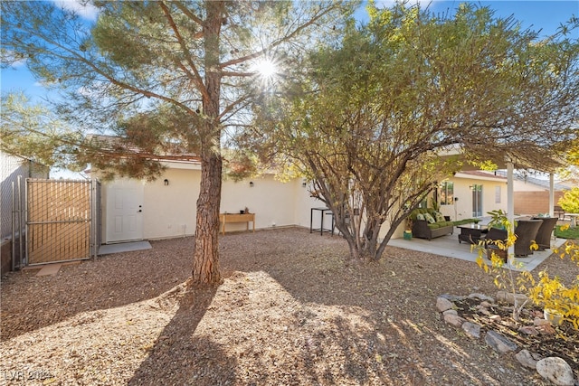 view of yard featuring outdoor lounge area and a patio