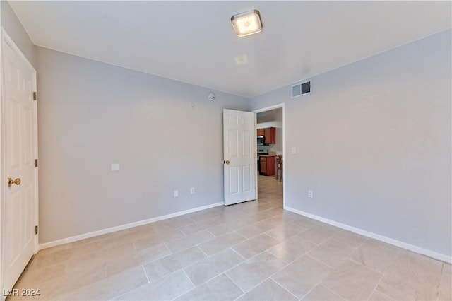 empty room featuring light tile patterned flooring