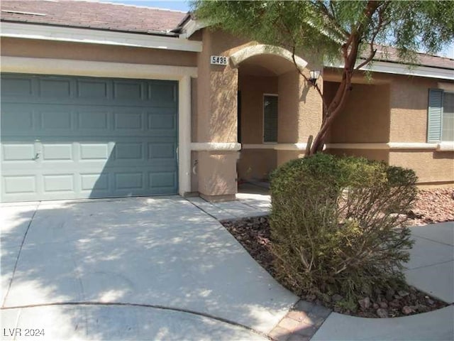 view of front facade featuring a garage