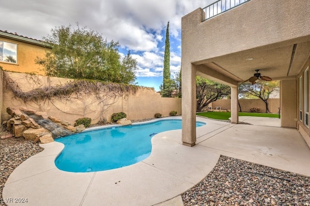 view of swimming pool with a patio area and ceiling fan