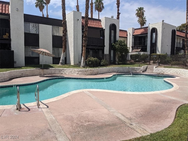 view of swimming pool