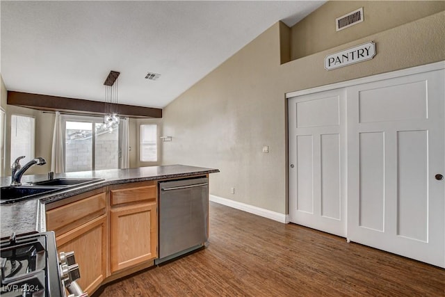 kitchen with a sink, visible vents, appliances with stainless steel finishes, dark countertops, and decorative light fixtures