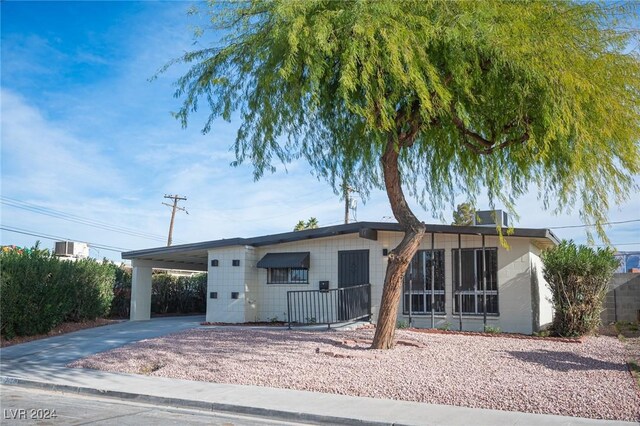 view of front facade featuring a carport