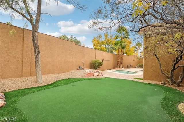 view of yard with a jacuzzi