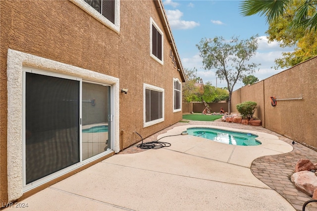 view of swimming pool with a jacuzzi and a patio