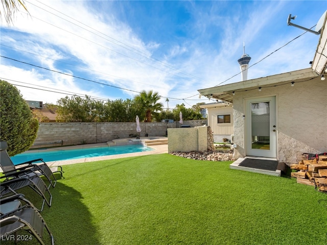 view of yard featuring a fenced in pool