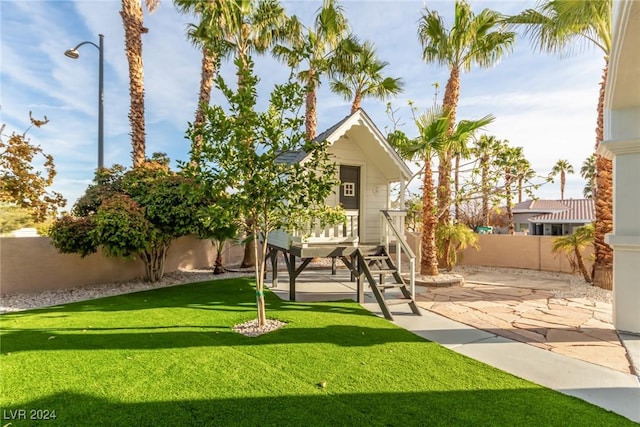 view of yard featuring a patio