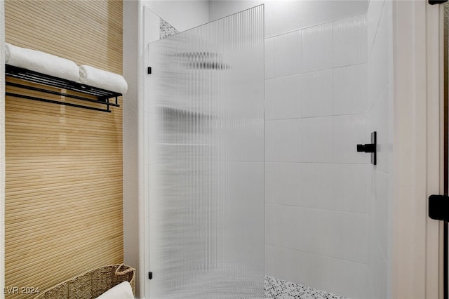 bathroom featuring tiled shower