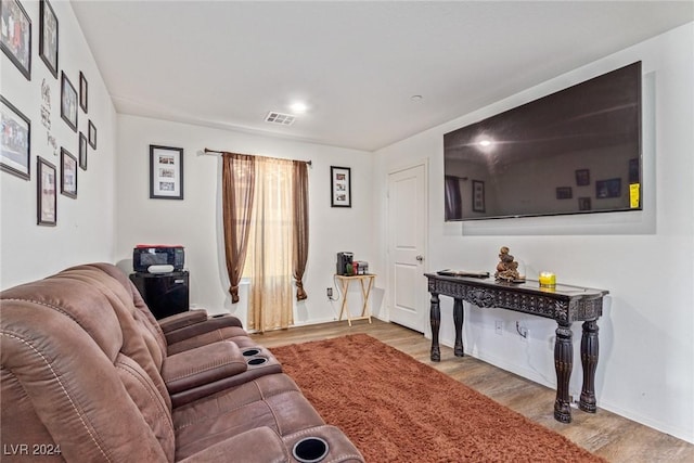 living room featuring baseboards, wood finished floors, visible vents, and recessed lighting