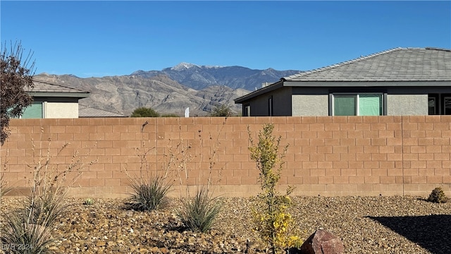 view of yard featuring a mountain view