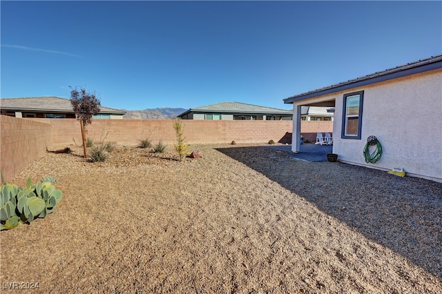 view of yard with a mountain view