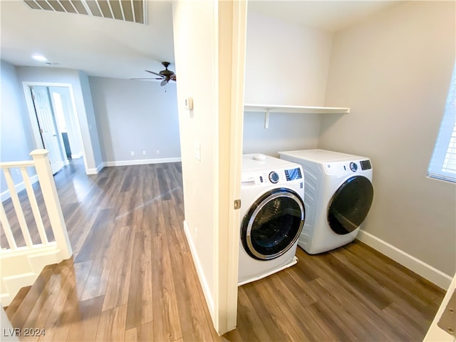 clothes washing area featuring washing machine and dryer, ceiling fan, and hardwood / wood-style flooring