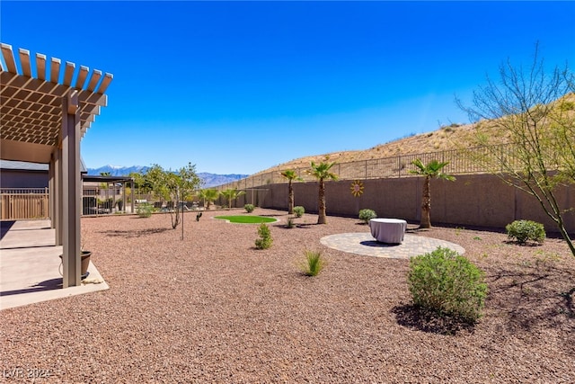 view of yard with a mountain view