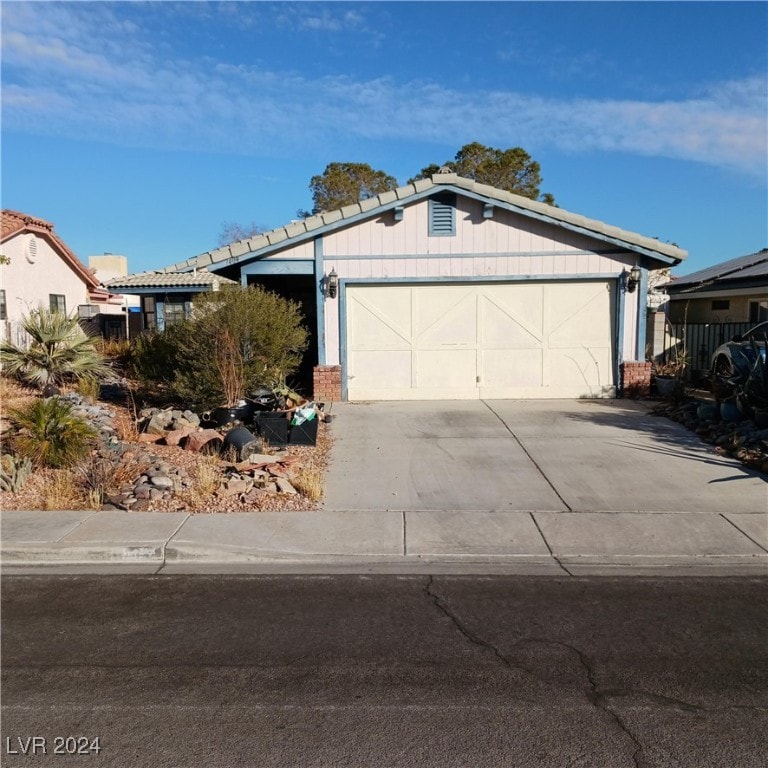 ranch-style home featuring a garage