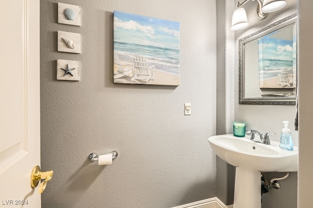 bathroom featuring sink