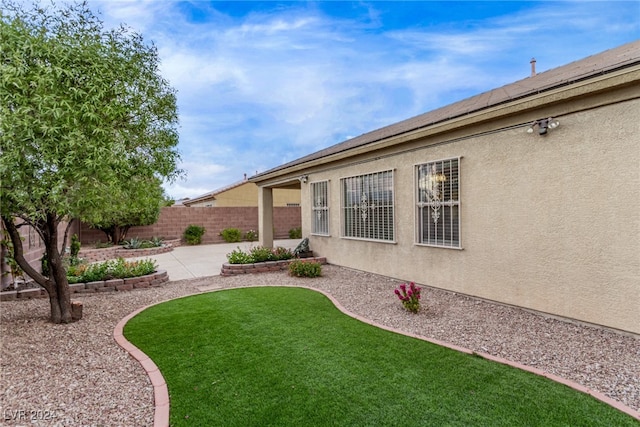 view of yard featuring a patio area