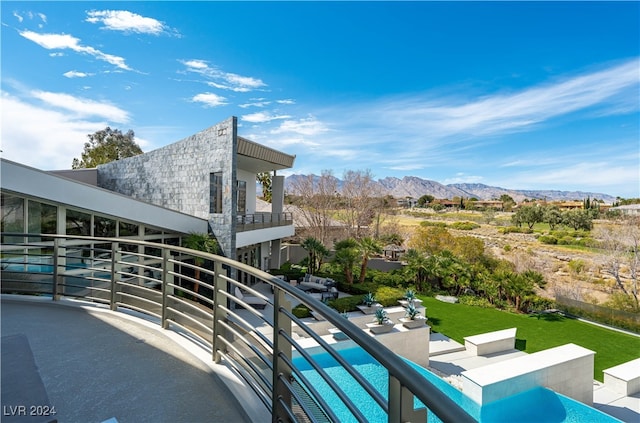 balcony featuring a mountain view and an outdoor hangout area