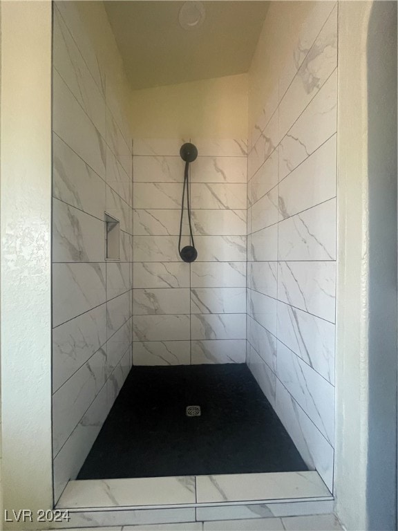 bathroom featuring tiled shower