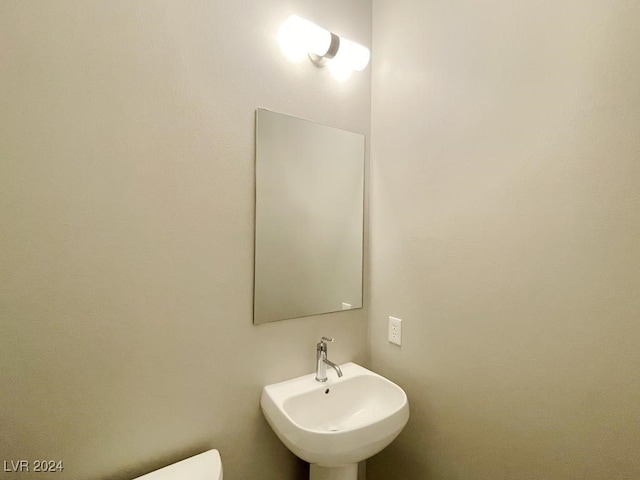 bathroom featuring sink