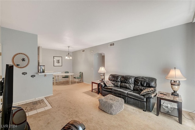 living room with carpet, visible vents, arched walkways, and baseboards