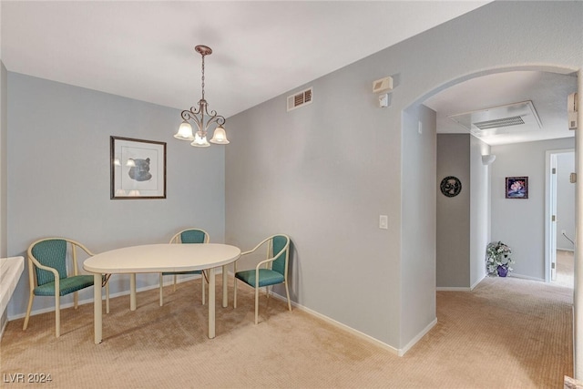 dining room with carpet floors, baseboards, visible vents, and arched walkways