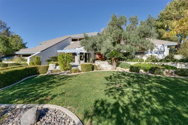 view of front of property featuring a front yard