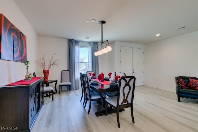 dining room featuring light wood-type flooring, baseboards, visible vents, and recessed lighting