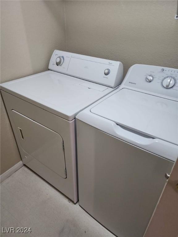 washroom featuring washing machine and clothes dryer