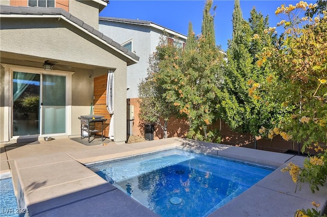 view of pool featuring a hot tub and ceiling fan