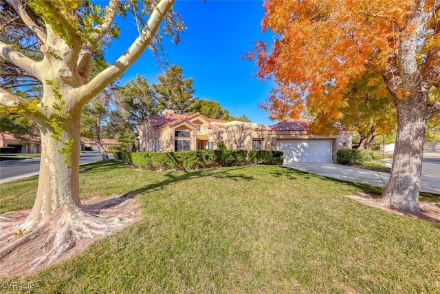 view of front of property featuring a front yard and a garage