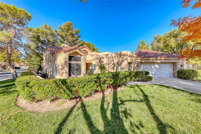 view of front of house featuring a front lawn and a garage