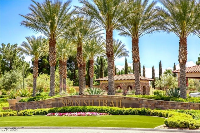 community sign featuring a lawn