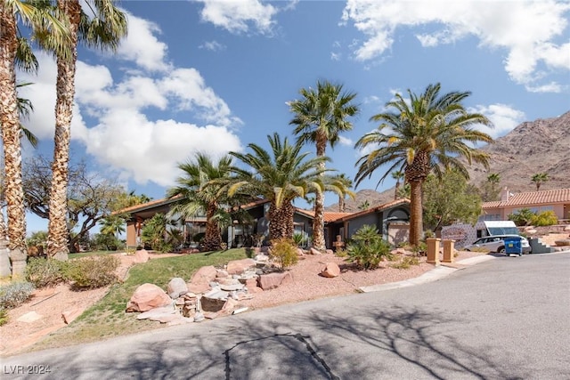 view of front of property featuring a mountain view