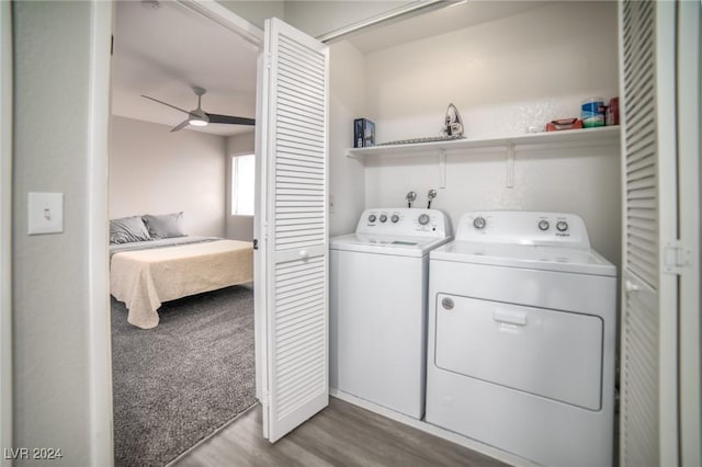 clothes washing area featuring ceiling fan, washer and dryer, and hardwood / wood-style flooring