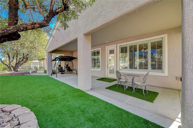 view of yard featuring a patio