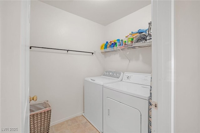 washroom with laundry area, baseboards, and washing machine and clothes dryer