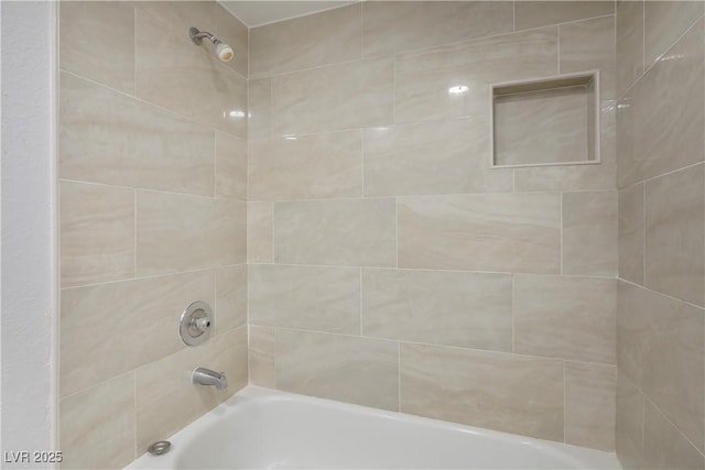 bathroom featuring tiled shower / bath